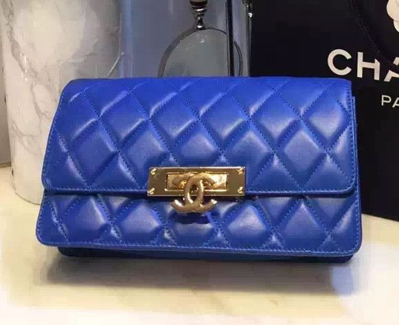 Chanel Piccolo oro Classe portafoglio su borse blu catena