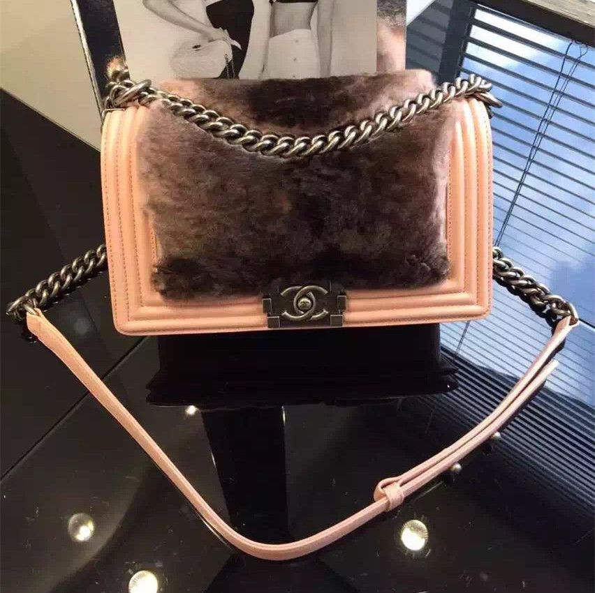 Borse a tracolla Chanel coniglio capelli Lee Boy rosa / grigio